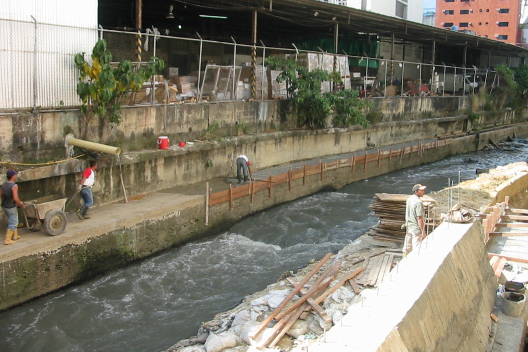 Canalización y reconstrucción de los muros ciclópeos de los canales marginales de la Quebrada Caroata, Sector Quinta Crespo, Distrito Capital. Caracas. Venezuela. 2004