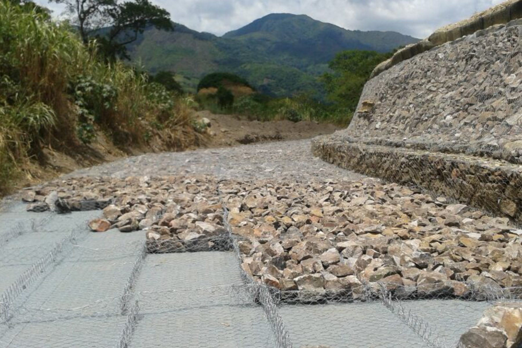 ￼￼Enrocado para protección contra la erosión de dique de terraplén reforzado de 6 m de altura por 600 m de largo, con cestas de Gavión ECOGREEN. Río Castán, Valera, Estado Trujillo. 2012