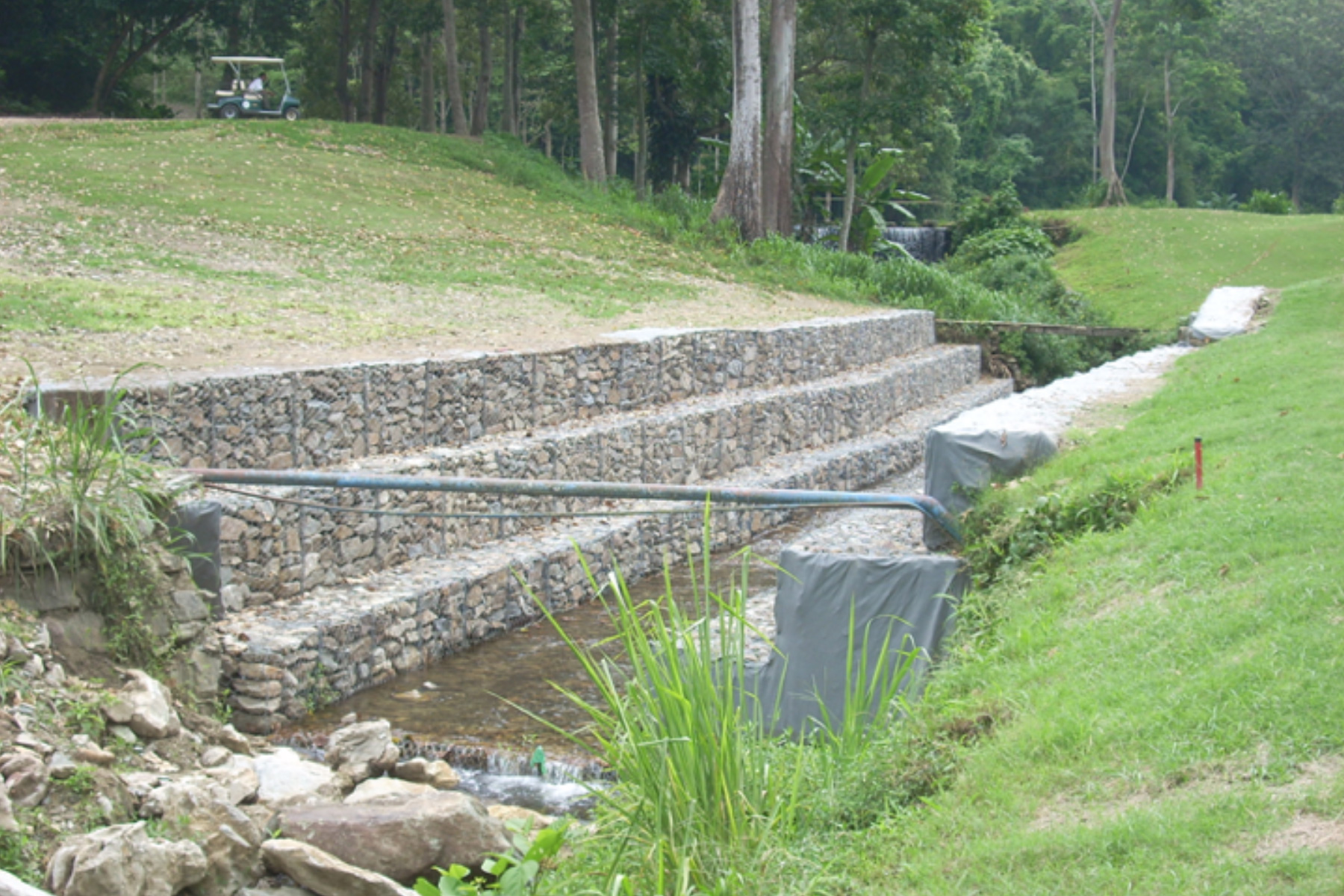 ￼Canalización con Muros de Gavión para controlar la erosión hídrica, en el Campo de Golf del Izcaragua Country Club Guarenas, Edo. Miranda. Venezuela. 2009