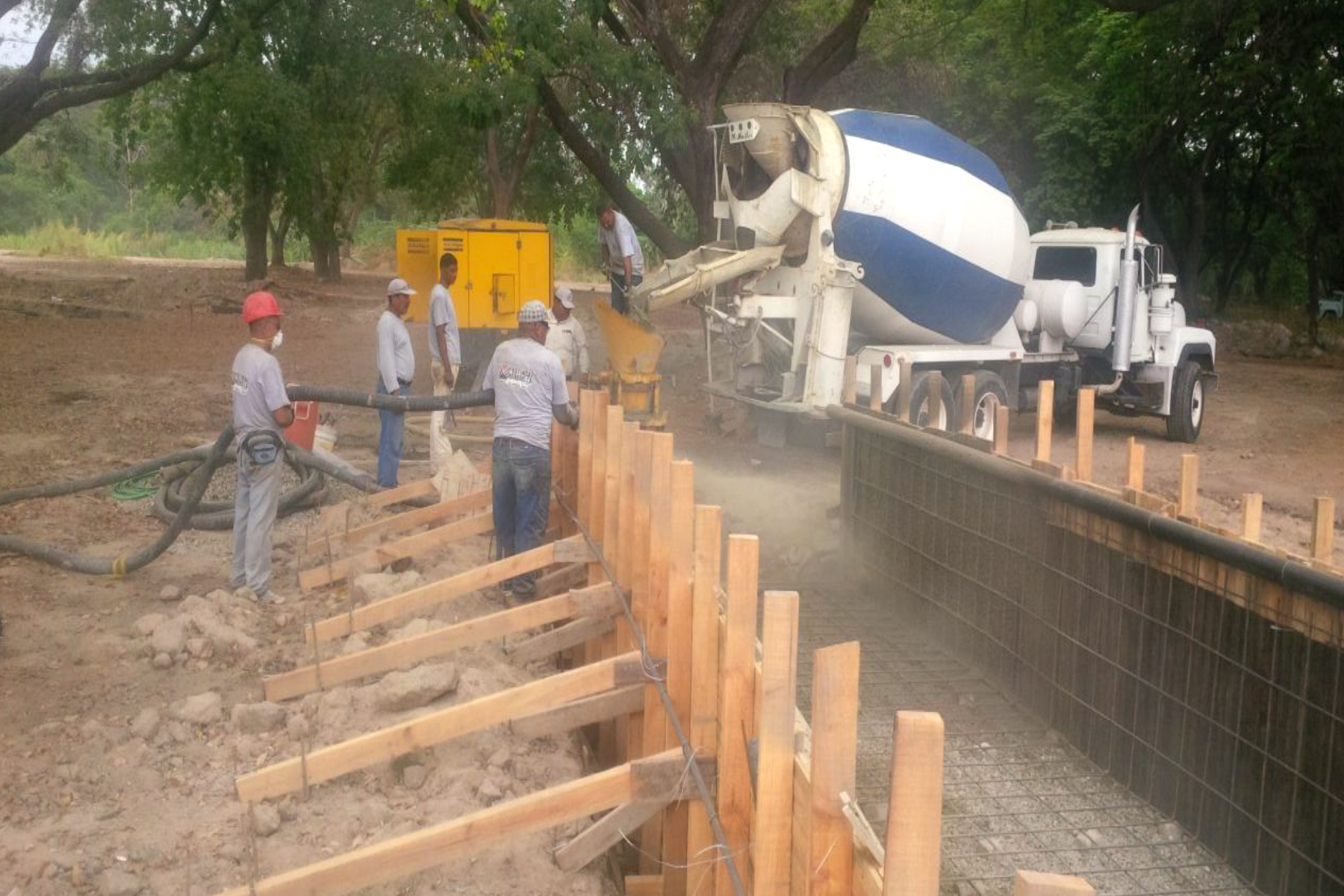￼Construcción de canal de concreto para el río artificial del Parque El Agua, Estado Aragua. Palo Negro. Venezuela. 2016