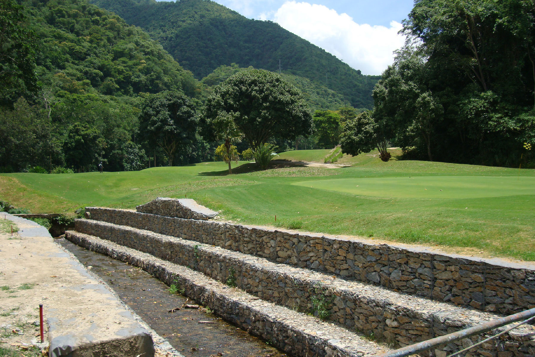 ￼Muro de Gavión para controlar la erosión en el Campo de Golf del Club Izcaragua, Guarenas, Edo. Miranda. Venezuela. 2009