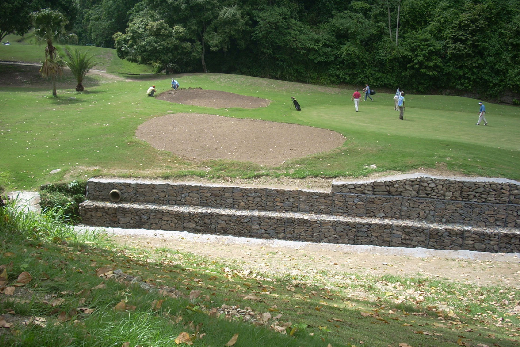 ￼Canalización con Muros de Gavión para controlar la erosión hídrica, en el Campo de Golf del Izcaragua Country Club Guarenas, Edo. Miranda. Venezuela. 2009