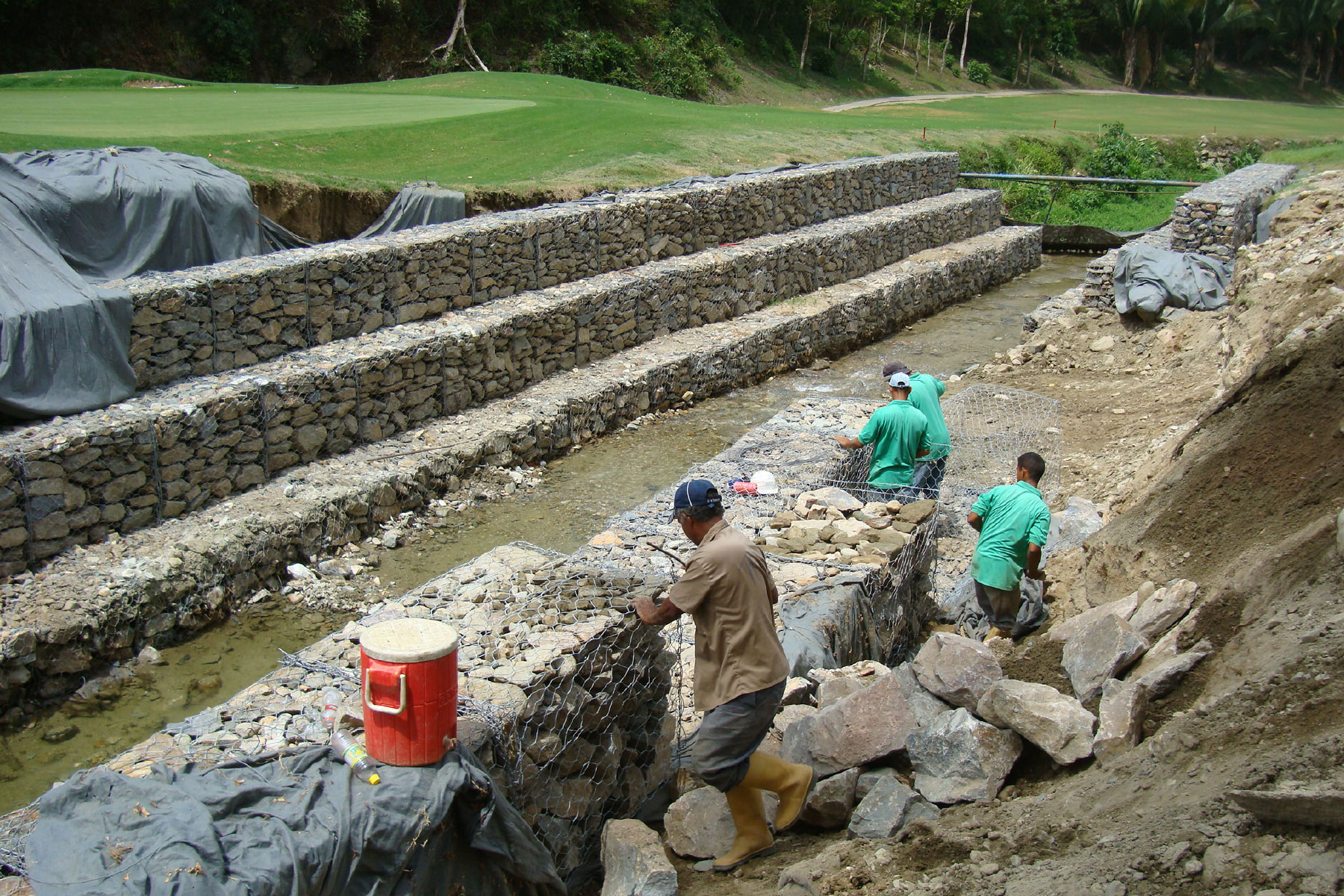 ￼Control de Erosión con Muros de Gavión en las márgenes del Río que atraviesa los Campos de Golf en Izcaragua Country Club, Guarenas, Edo. Miranda. 2009
