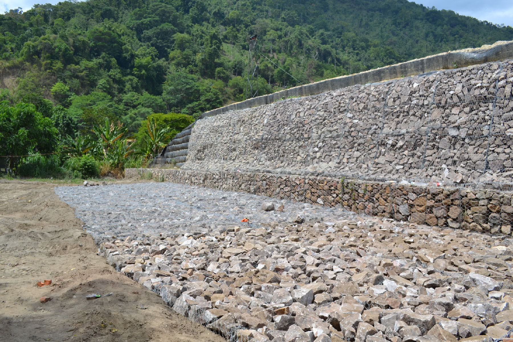 Enrocado para protección de dique de terraplén reforzado de 6 m de altura por 600 m de largo, con cestas de Gavión ECOGREEN. Río Castán, Valera, Estado Trujillo. 2012