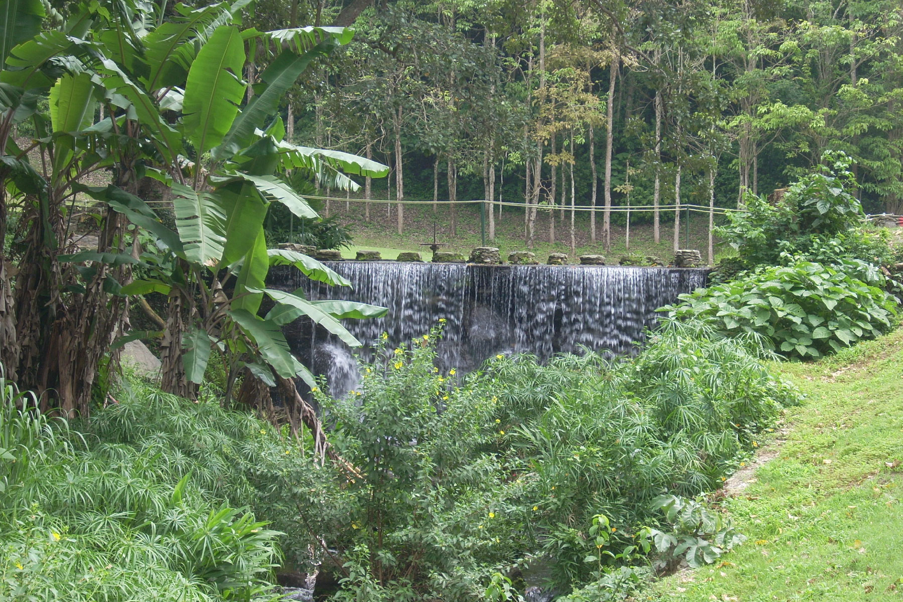 ￼￼￼
￼Presa para el control del caudal del Río que atraviesa los Campos de Golf del Izcaragua Country Club, Guarenas, Edo. Miranda. 2009