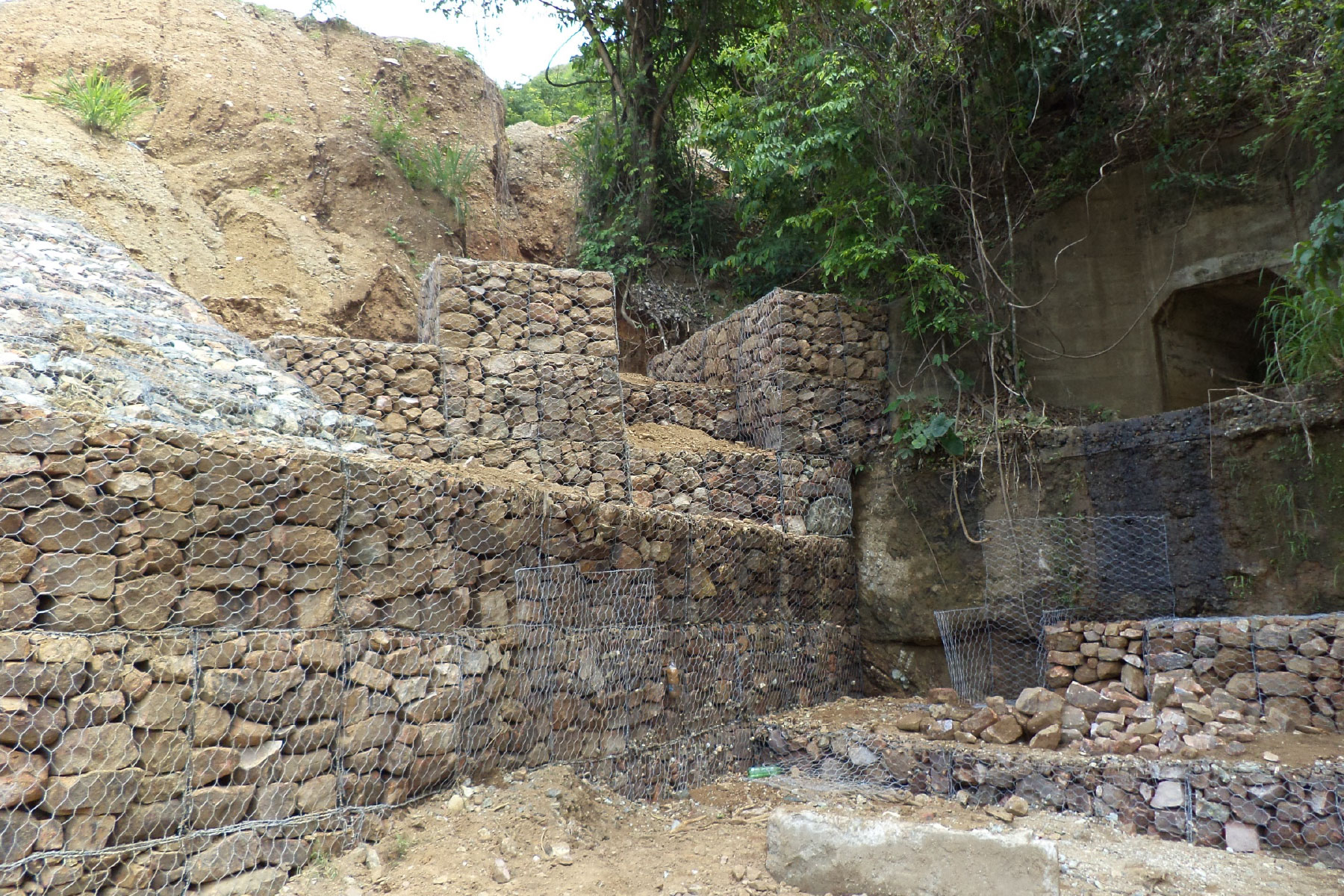 ￼Construcción de Dique de Gavión de 130 m de largo para controlar la erosión de la margen derecha del Rio La Guama Tinaco, Edo. Cojedes. 2015