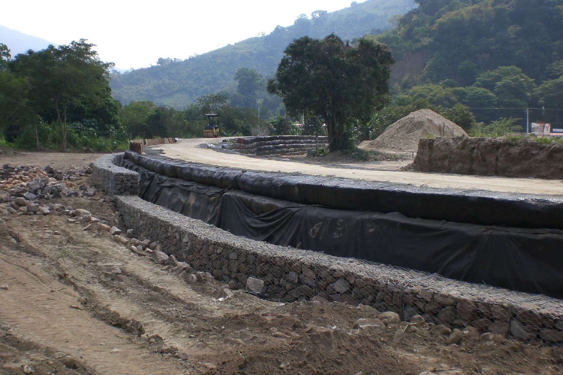￼Protección del Terraplén Reforzado de 600 m de largo con gaviones en la margen derecha del Río Castan, Edo. Trujillo. 2012