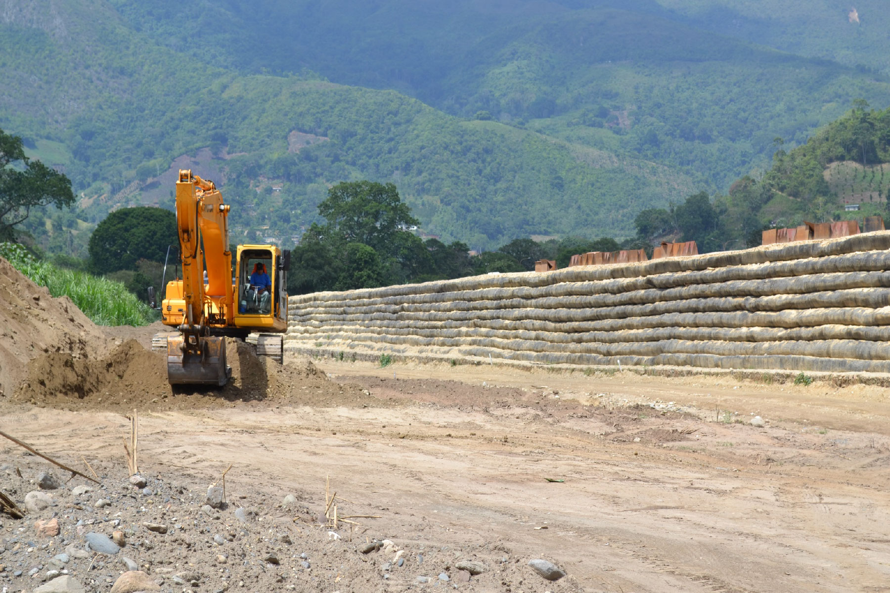 ￼Dique de terraplén reforzado de 6 m de altura por 600 m de largo, con geomallas de poliéster ECOGREEN. Reconstrucción de la margen izquierda del Río Castán, Valera, Estado Trujillo. 2012