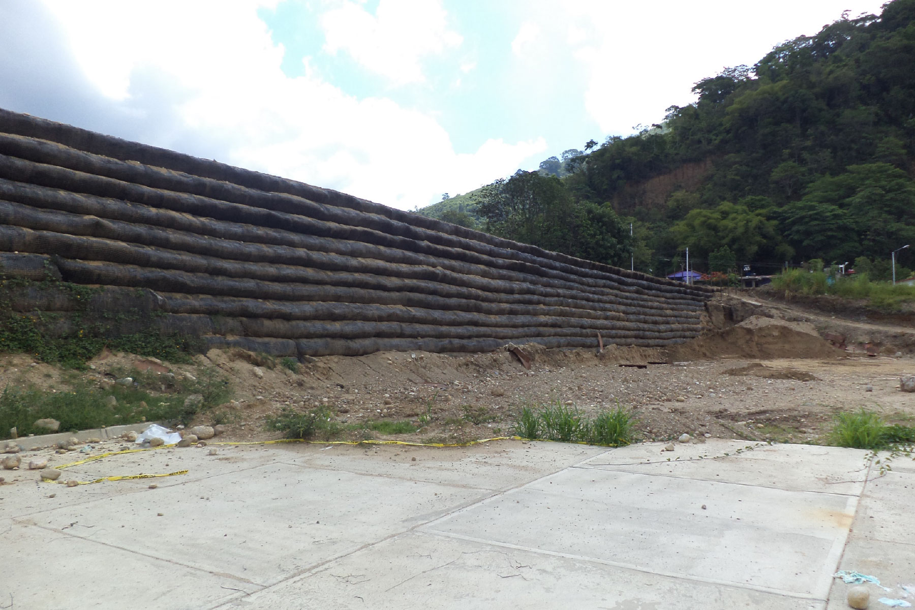 ￼Dique de terraplén reforzado de 6 m de altura por 600 m de largo, con geomallas de poliéster ECOGREEN. Reconstrucción de la margen izquierda del Río Castán, Valera, Estado Trujillo. 2012