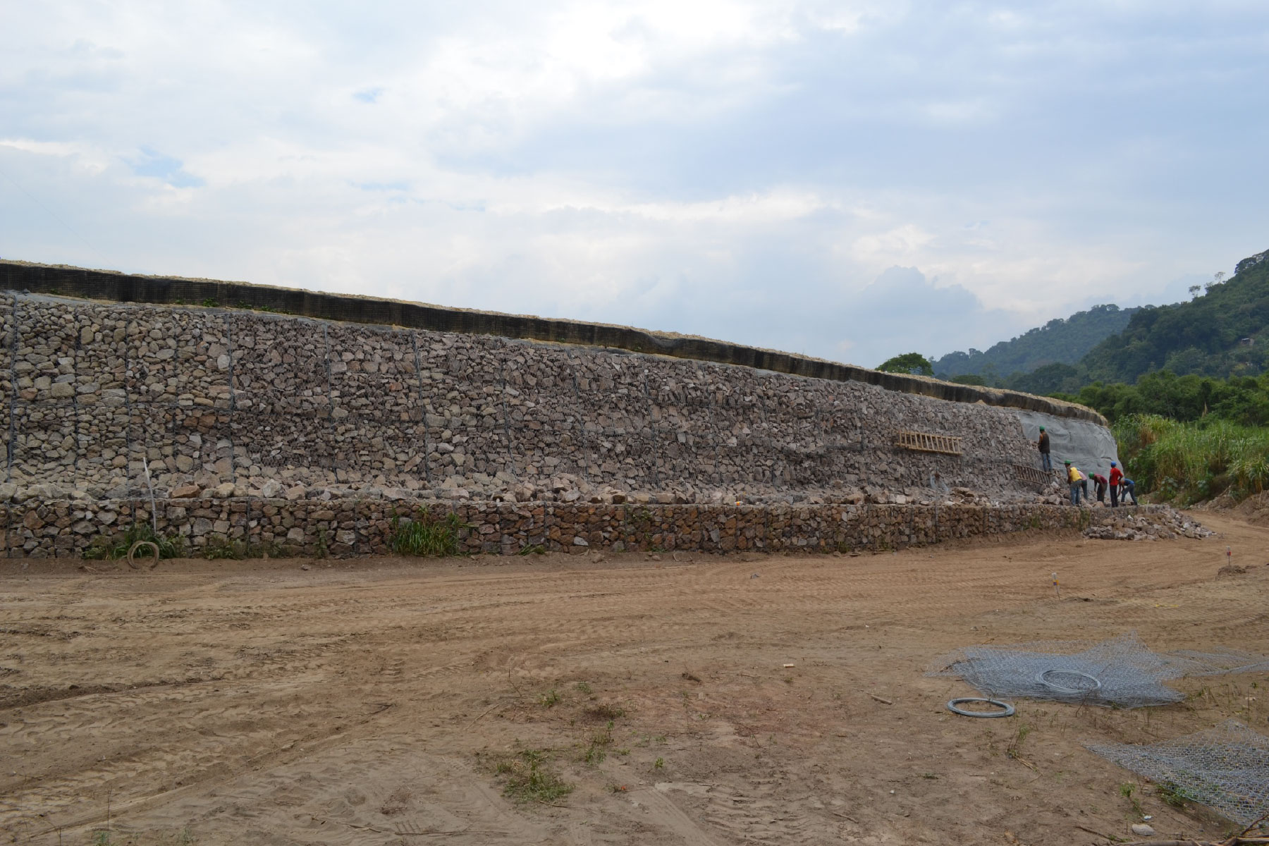 ￼￼Enrocado para protección de dique de terraplén reforzado de 6 m de altura por 600 m de largo, con cestas de Gavión ECOGREEN. Río Castán, Valera, Estado Trujillo. 2012