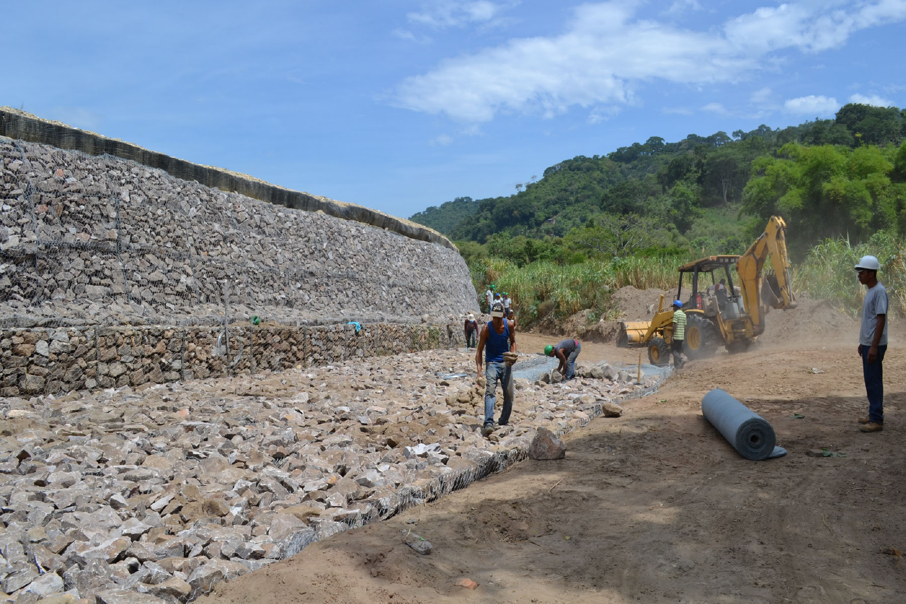￼Enrocado para protección de dique de terraplén reforzado de 6 m de altura por 600 m de largo, con cestas de Gavión ECOGREEN. Río Castán, Valera, Estado Trujillo. 2012