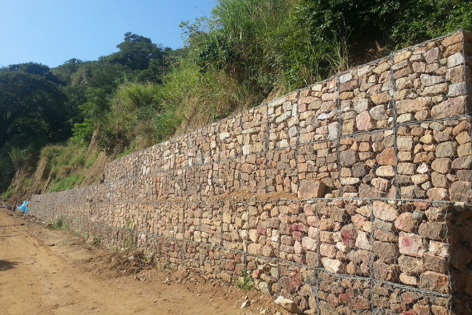 ￼Construcción de Dique de Gavión de 130 m de largo para controlar la erosión de la margen derecha del Rio La Guama Tinaco, Edo. Cojedes. 2015