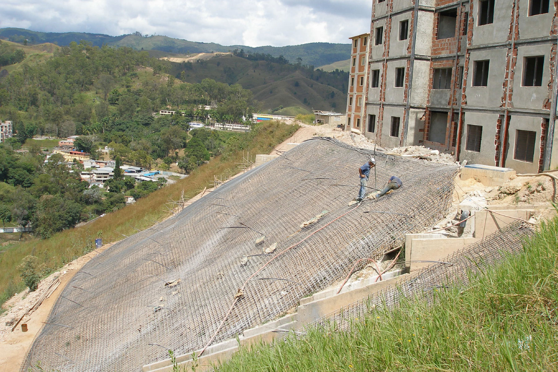 ￼Construcción de pantalla atirantada de 16 m de altura para estabilizar un talud del Desarrollo Habitacional Alto Verde Los Teques, Estado Miranda. 2008