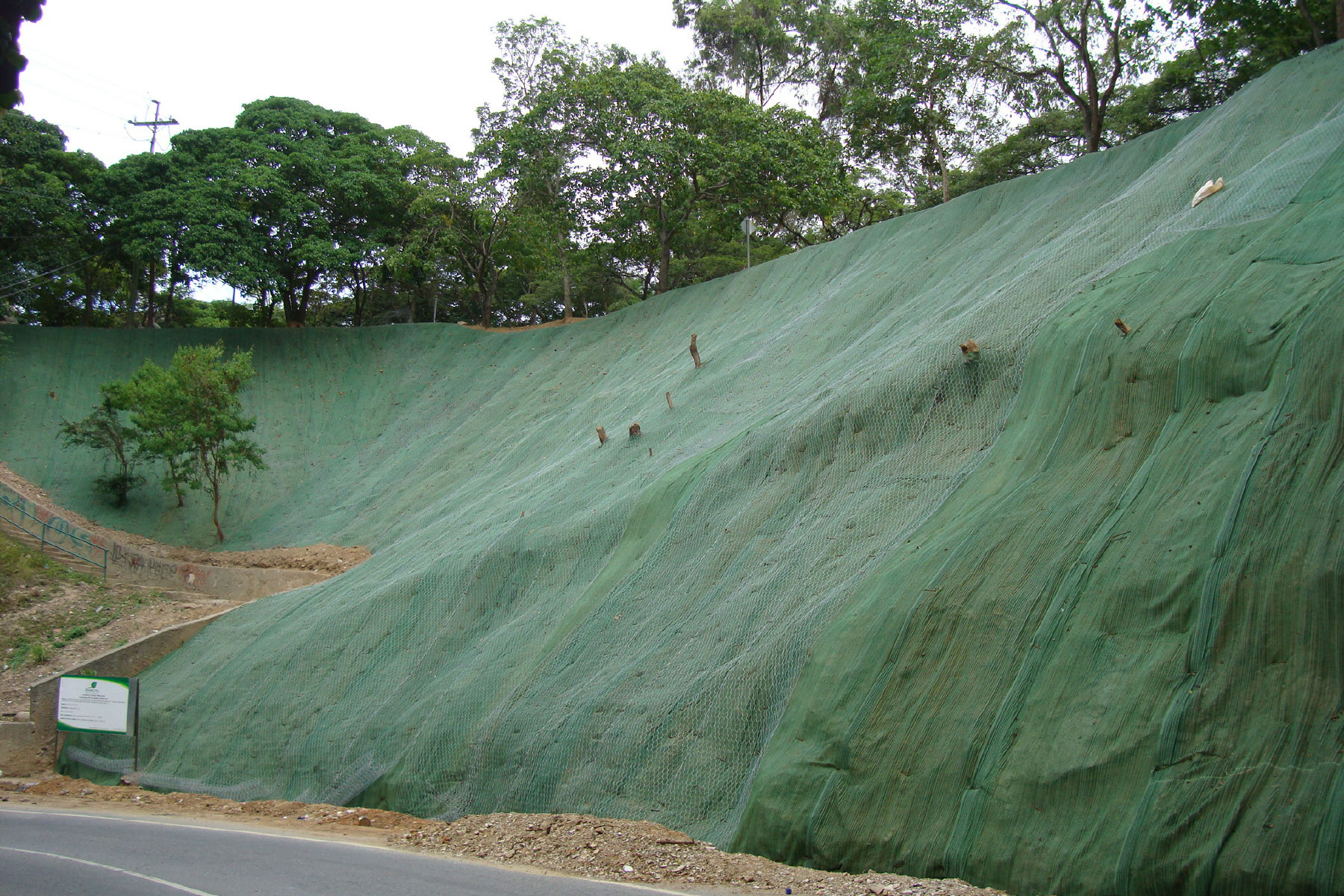 ￼￼Estabilización de talud de 16 m de altura, con geomantas verdes ECOGREEN y anclajes pasivos. Urb. Las Mesetas, Municipio Baruta. 2010