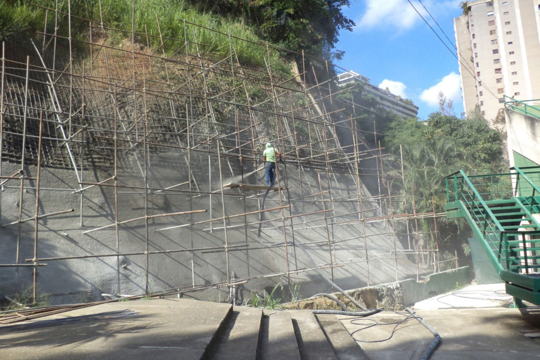 ￼Construcción de pantalla atirantada de 14 m de altura para estabilizar talud erosionado en las instalaciones del Club d Tenis de la Urb. Santa Rosa de Lima, Municipio Baruta. 2013