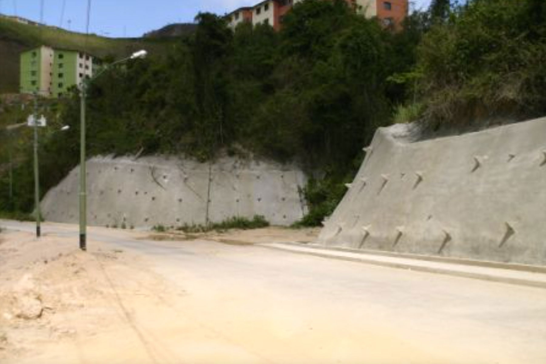 ￼￼2 Pantallas Atirantadas construidas para estabilizar los taludes ubicados en la descarga de la Quebrada Alto Verde, Desarrollo Habitacional Alto Verde, Los Teques, Estado Miranda. 2008
