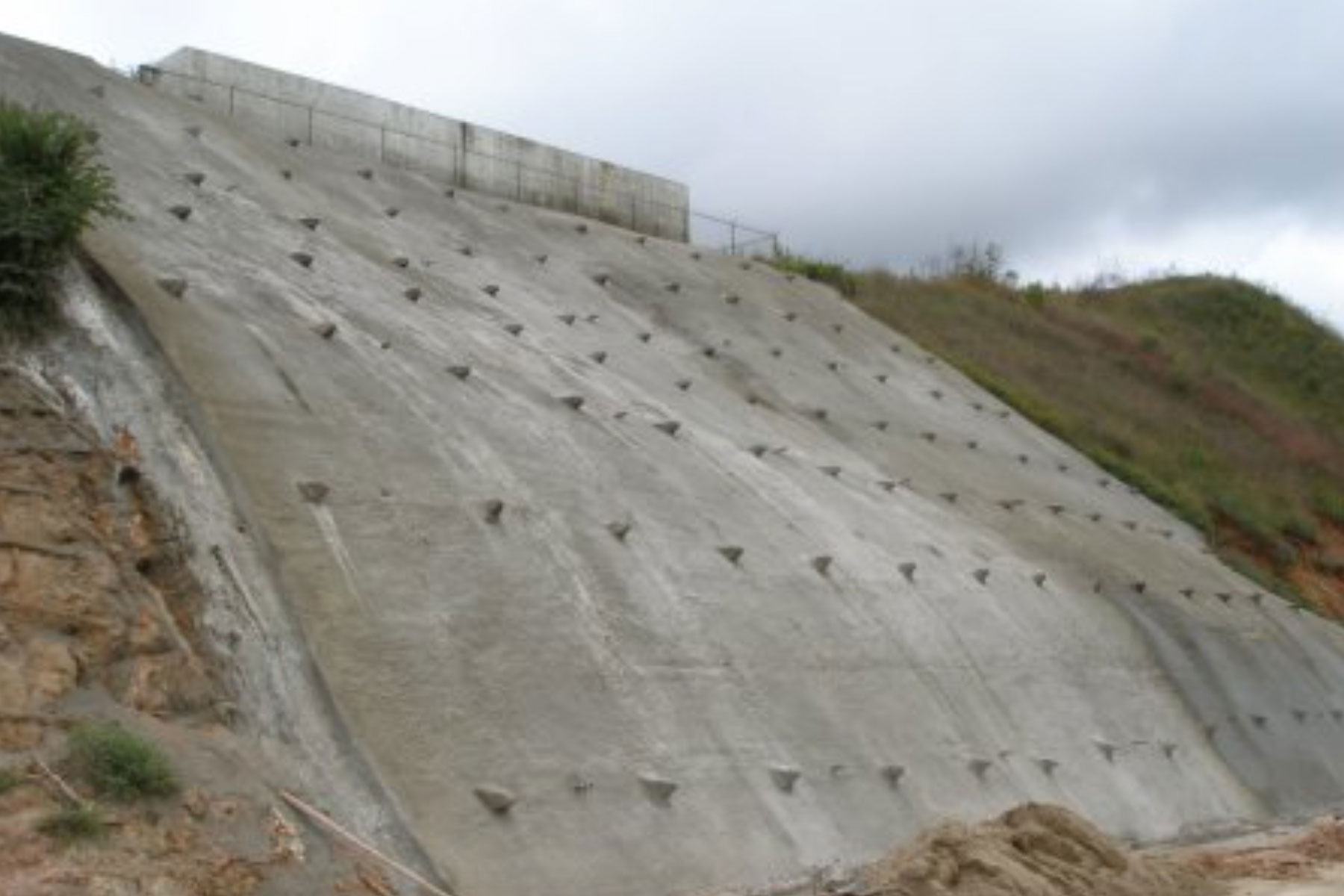 ￼￼￼Pantalla atirantada de 14 m de altura para estabilizar talud que sustenta el tanque de agua del Desarrollo Habitaciona Alto Verde. Los Teques, Estado Miranda. 2008