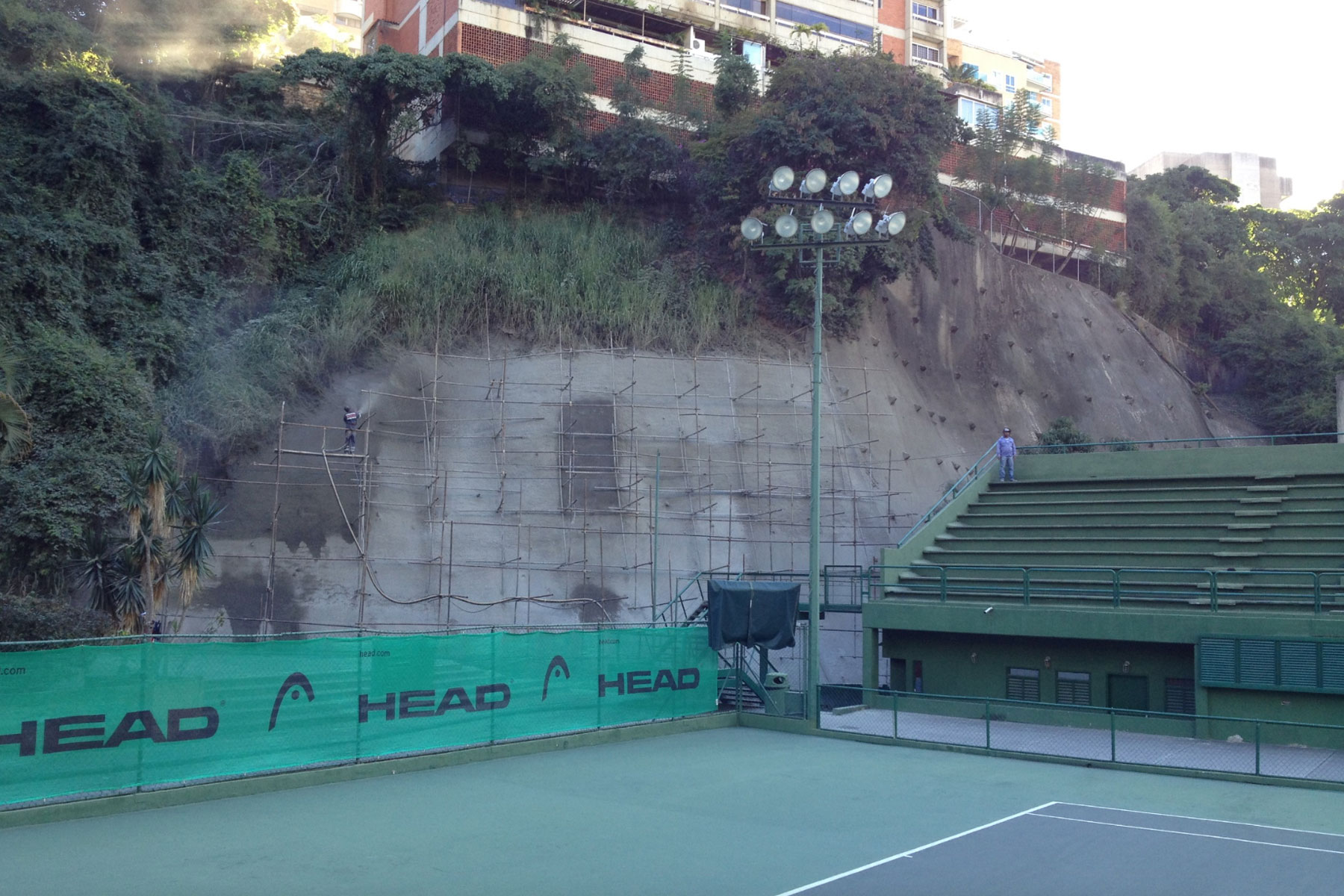 ￼Pantalla atirantada de 14 m de altura para estabilizar talud erosionado en las instalaciones del Club de Tenis de la Urb. Santa Rosa de Lima, Municipio Baruta. 2013