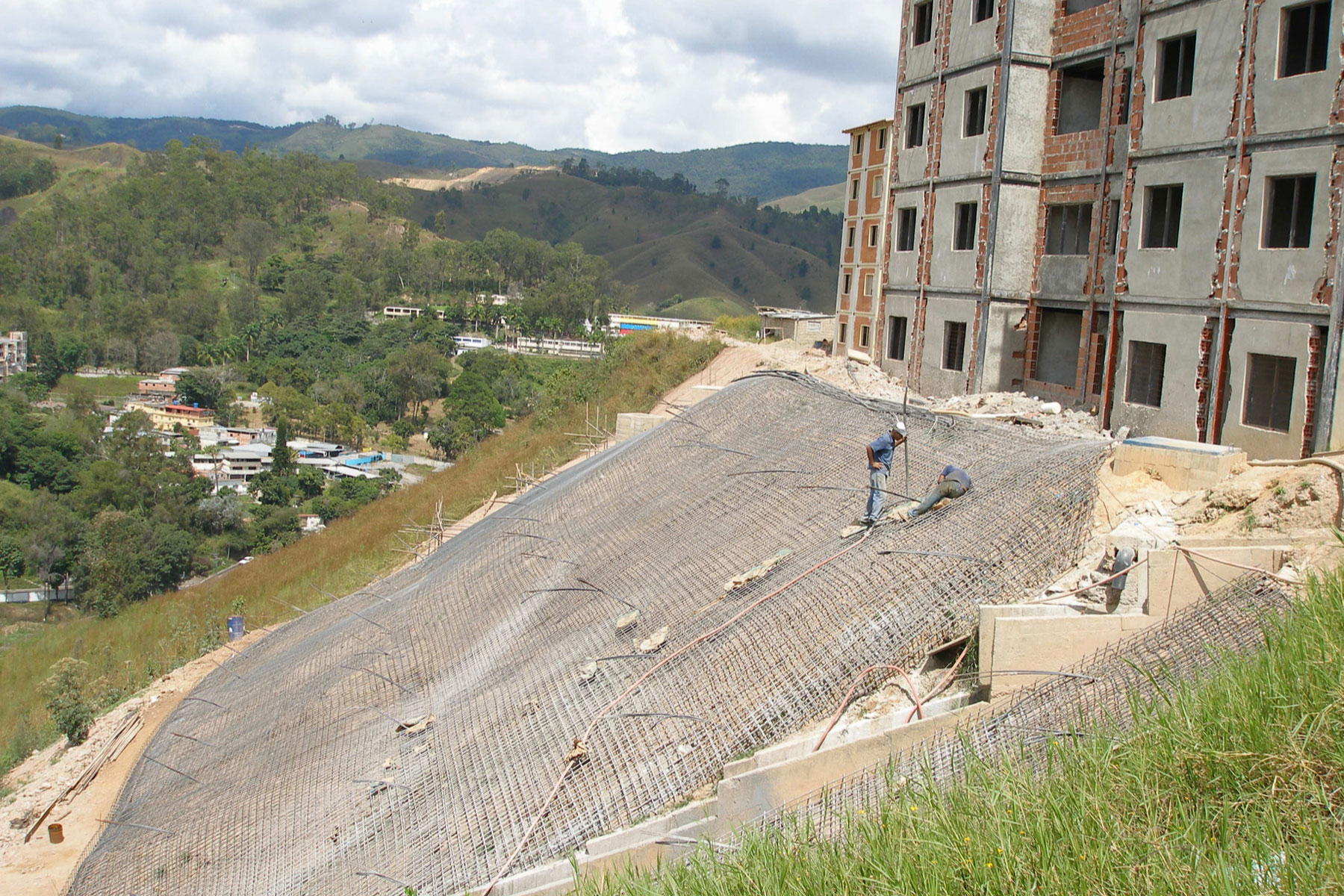 ￼￼Construcción de pantalla atirantada de 16 m de altura para estabilizar un talud del Desarrollo Habitacional Alto Verde Los Teques, Estado Miranda. 2008