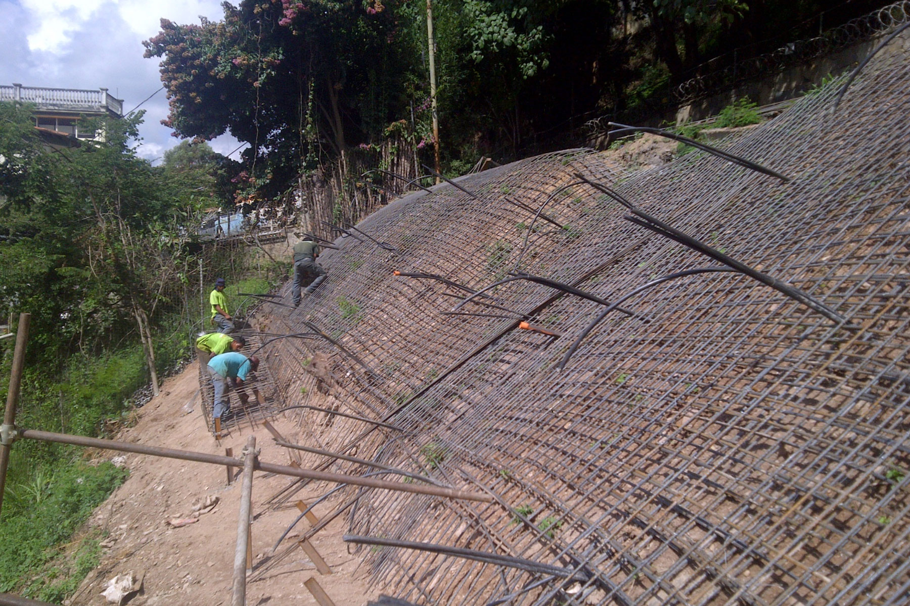 ￼￼Construcción de pantalla atirantada de 10 m de altura para reconstruir falla de borde en la Urb. Colinas de Tamanaco Municipio Baruta, Estado Miranda. 2014