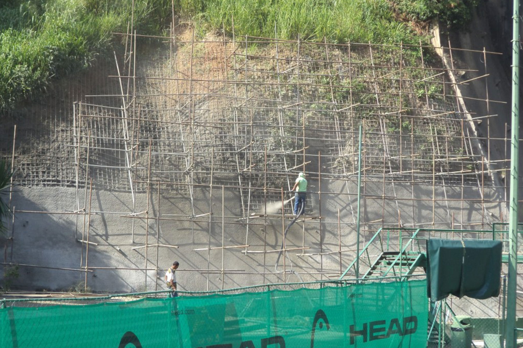 ￼￼￼Construcción de pantalla atirantada de 14 m de altura para estabilizar talud erosionado en las instalaciones del Club d Tenis de la Urb. Santa Rosa de Lima, Municipio Baruta. 2013