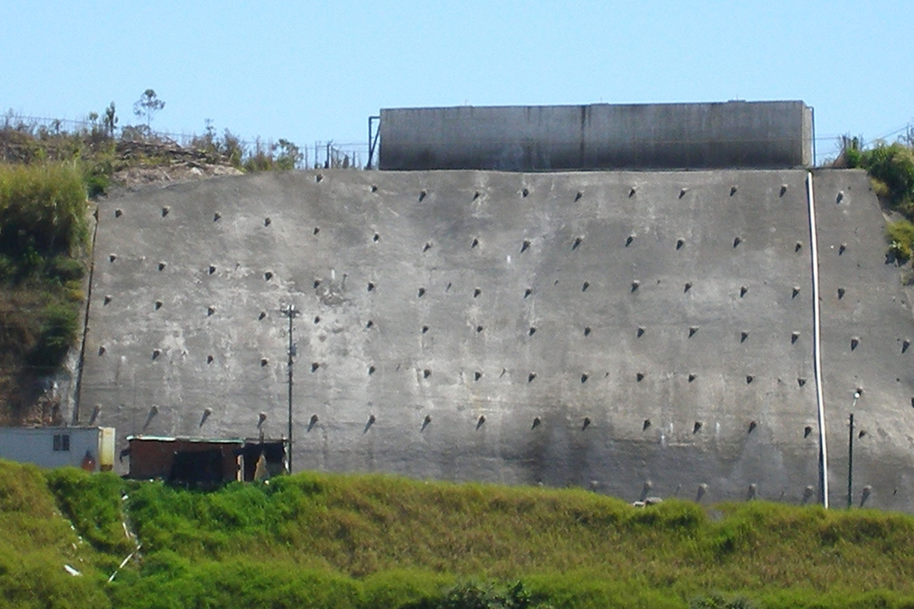 ￼￼Pantalla atirantada de 14 m de altura para estabilizar talud que sustenta el tanque de agua del Desarrollo Habitaciona Alto Verde. Los Teques, Estado Miranda. 2008