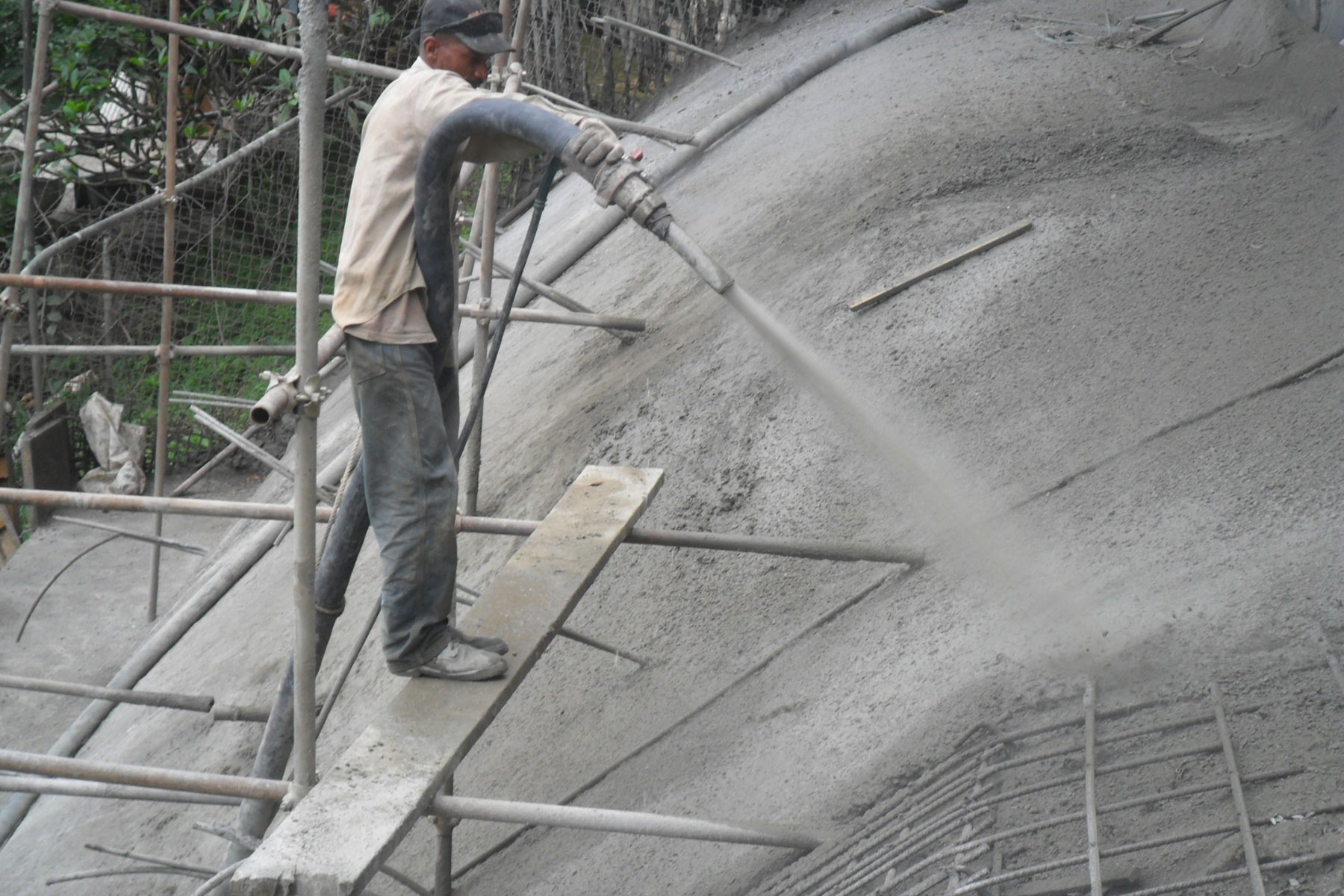 ￼Proyección de concreto en pantalla atirantada de 10 m de altura para reconstruir falla de borde en la Urb. Cumbres de Curumo, Municipio Baruta, Estado Miranda. 2013