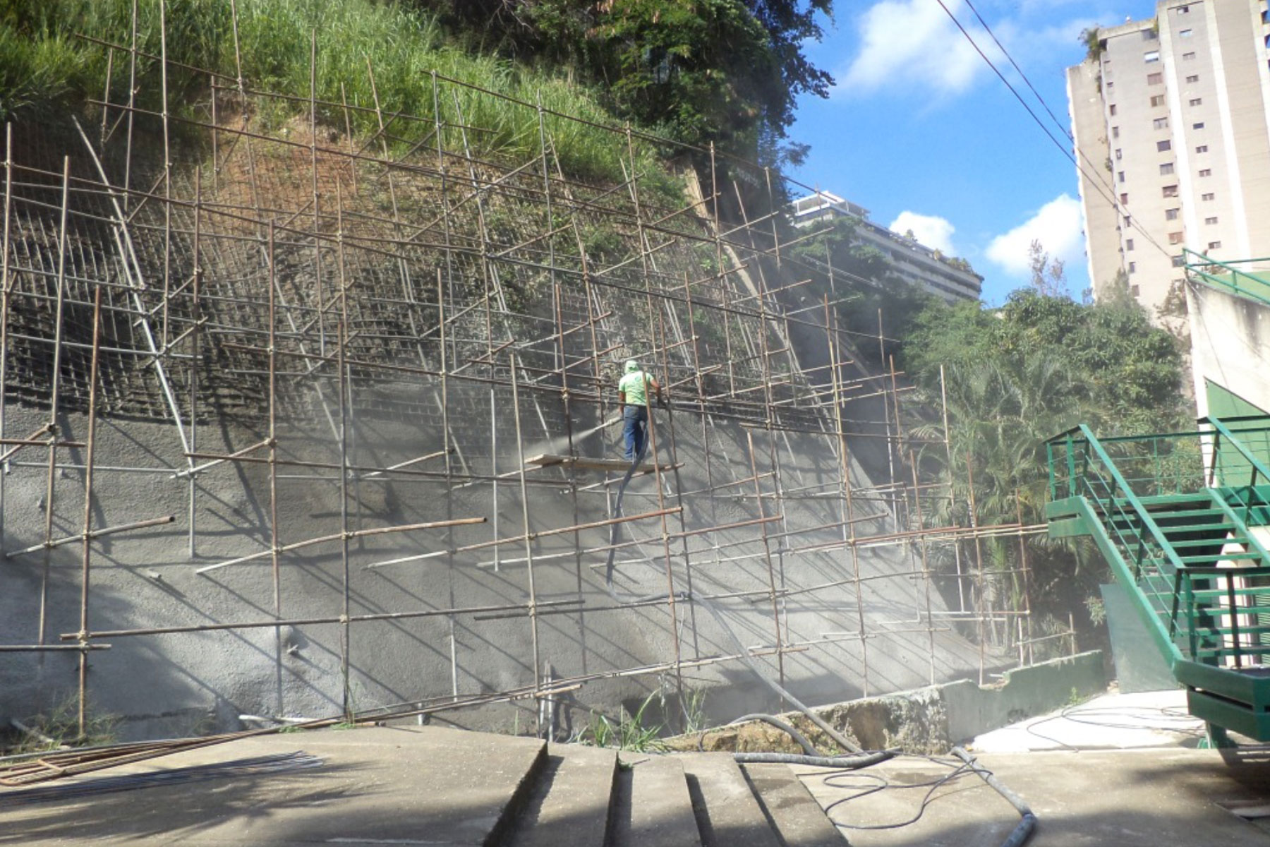 ￼￼Construcción de pantalla atirantada de 14 m de altura para estabilizar talud erosionado en las instalaciones del Club d Tenis de la Urb. Santa Rosa de Lima, Municipio Baruta. 2013