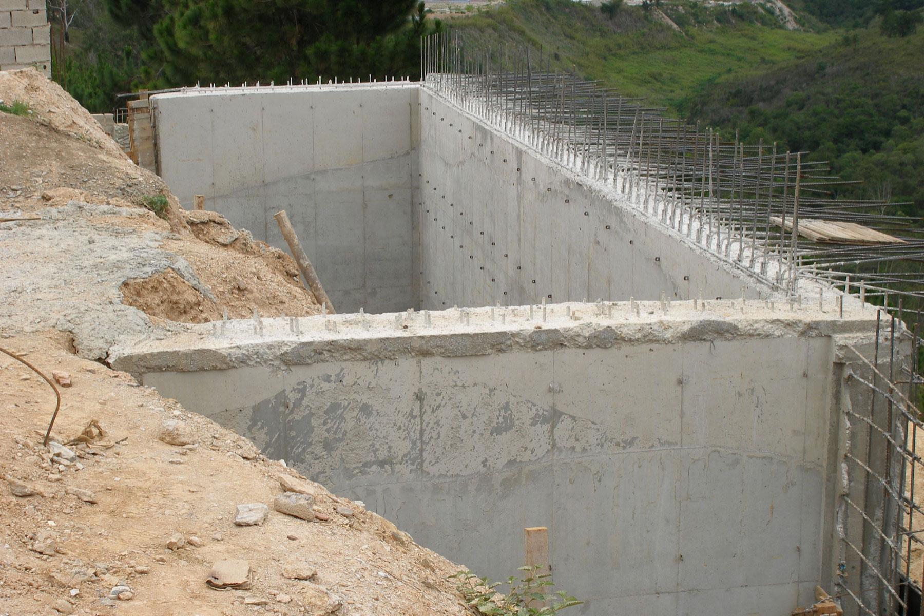 ￼Construcción de muros de concreto armado en el Desarrollo Habitacional Bosque Valle, Distrito Capital. 2010
