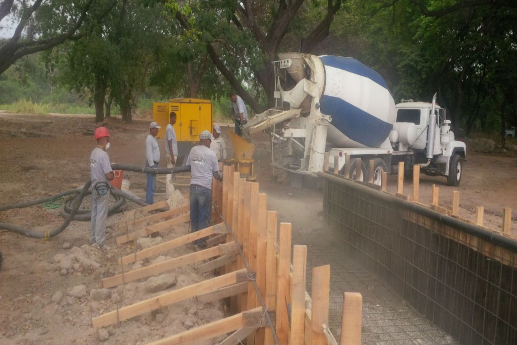 ￼Construcción de canal de concreto para el río artificial del Parque El Agua, Estado Aragua. Palo Negro. 2016
