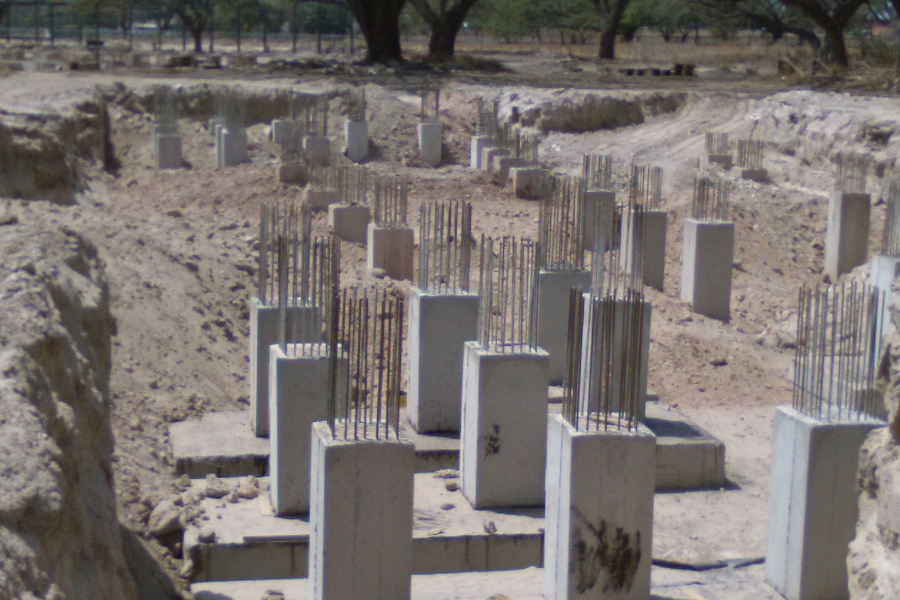 ￼￼￼Construcción de fundaciones de concreto armado para las bases de los toboganes de las piscinas del Parque El Agua, Estado Aragua. Palo Negro, 2016