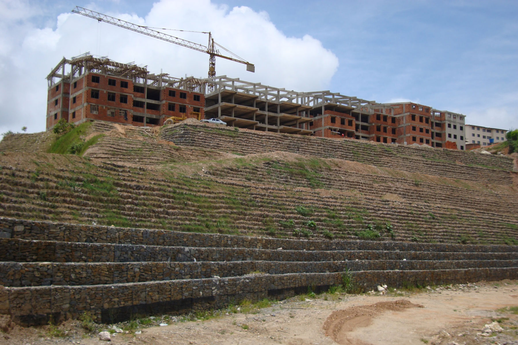 ￼￼Muro de gavión reforzado de 130 m de largo, para la construcción de áreas de estacionamiento en el Desarrollo Habitacional Alto Verde, Los Teques, Edo. Miranda. 2006