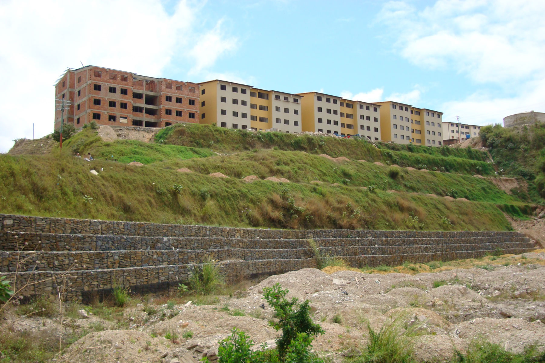 ￼Vista panorámica de muro de gavión reforzado de 25 m de altura totalmente reforestado. Desarrollo Habitacional Alto Verde, Los Teques, Edo. Miranda. 2006