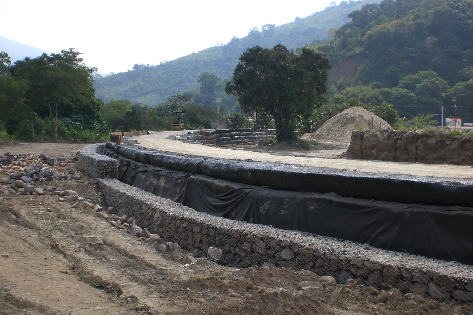 ￼￼Terraplén Reforzado de 600 m de largo y 5 m de alto construido para proteger contra inundaciones al centro hospitalario CDI ubicado al lado de la margen izquierda del Río Castan, Edo. Trujillo. 2012