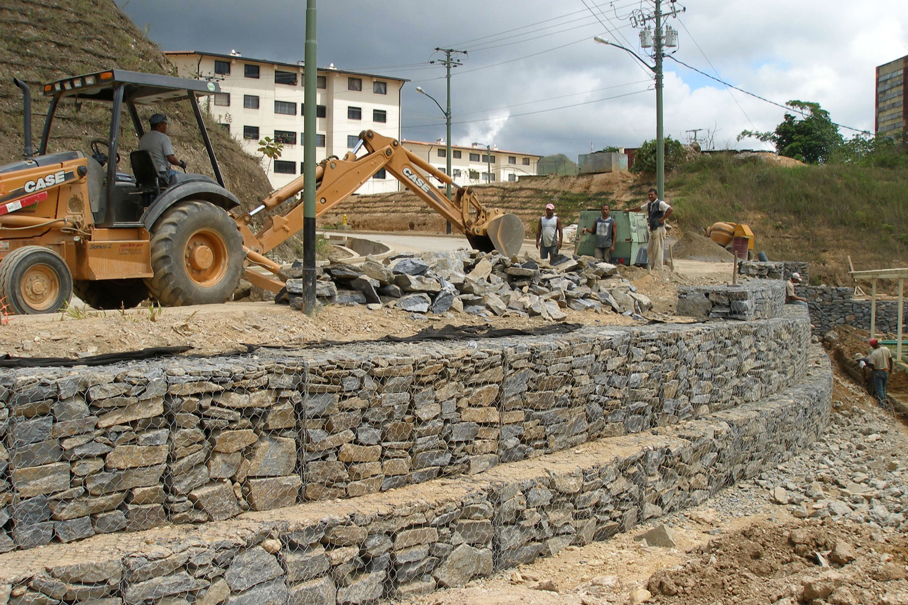 ￼￼￼Reconstrucción de falla de borde con Muro de Gavión en la vialidad principal del Desarrollo Habitacional Alto Verde, Los Teques, Edo. Miranda. 2007