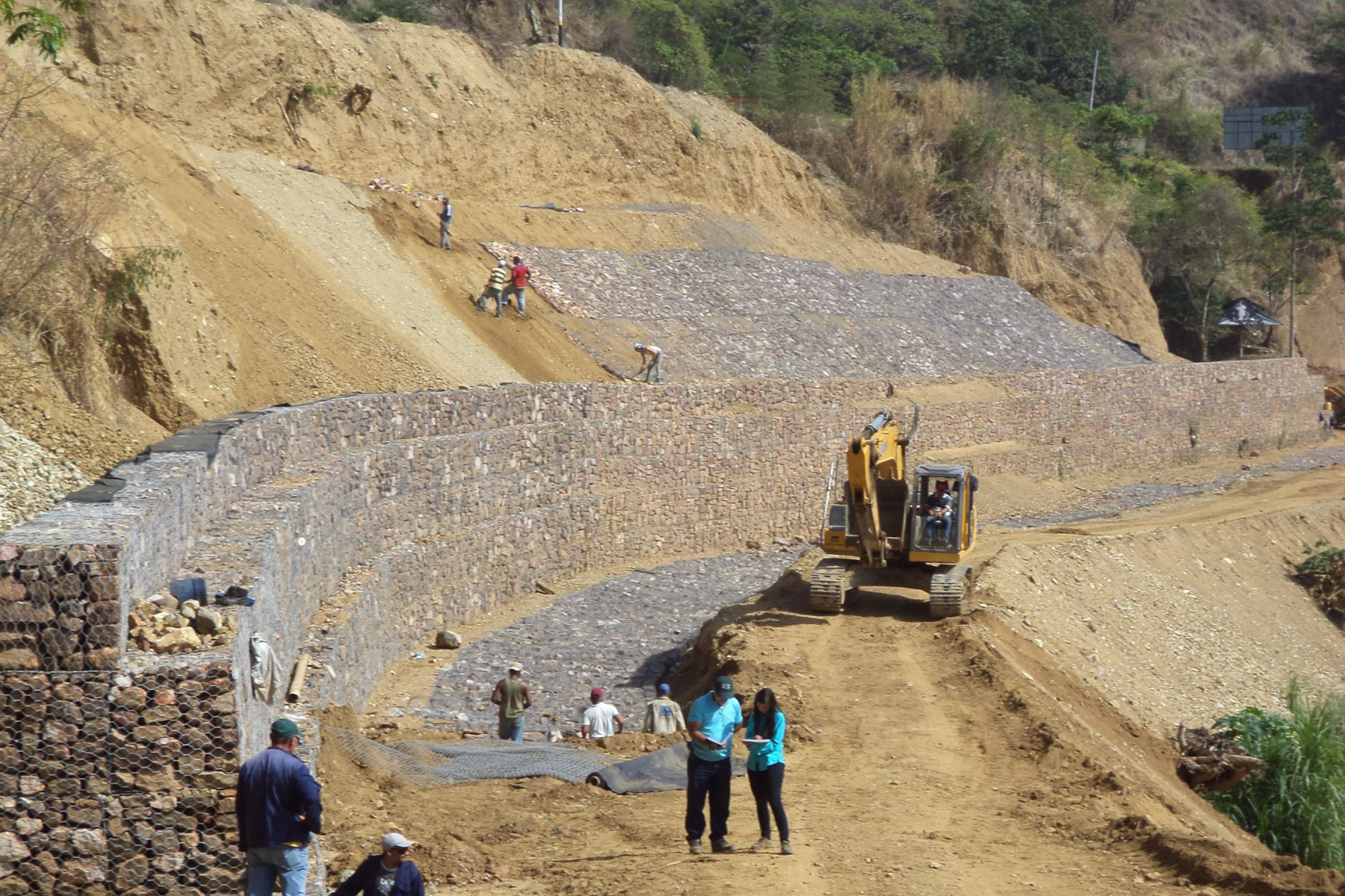 ￼￼Construcción de Muro de Gavión de 130 m de largo para controlar la erosión de la margen derecha del Rio La Guama Tinaco, Edo. Cojedes. 2015