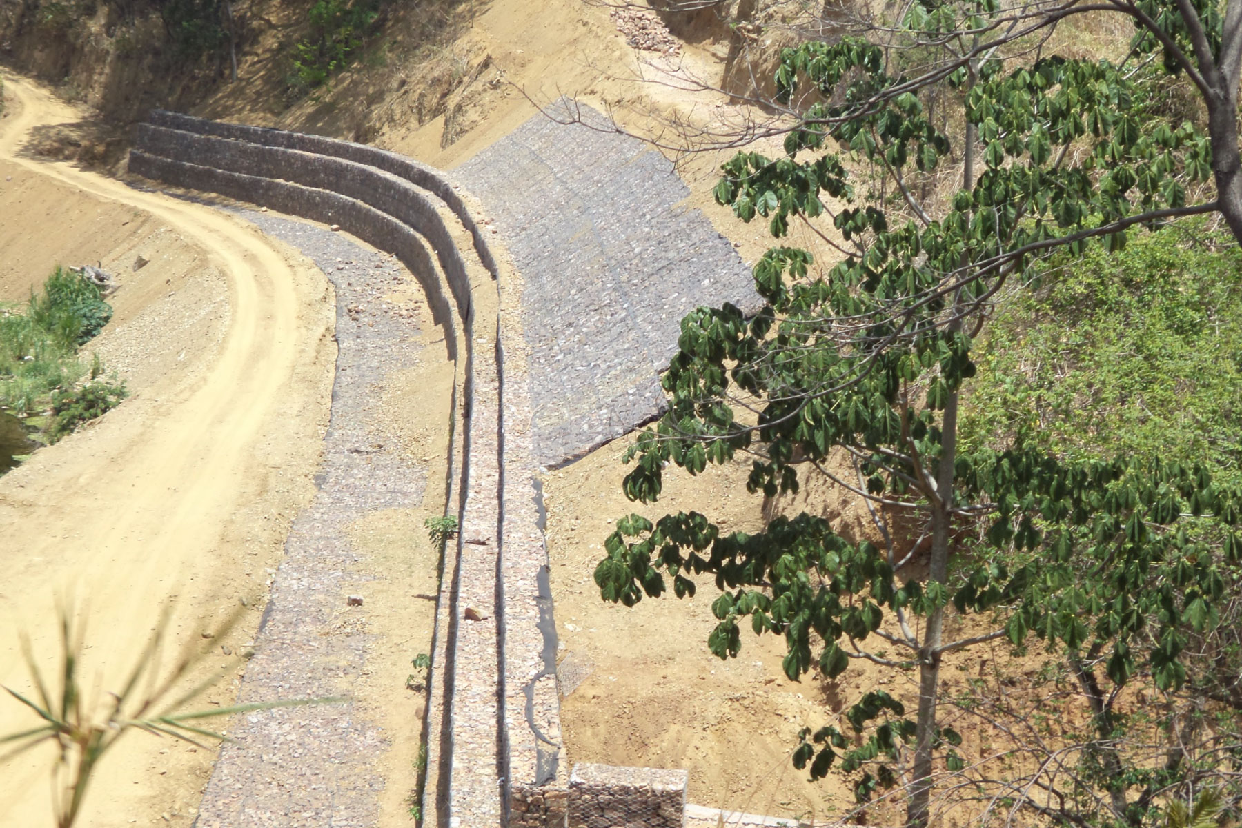 ￼￼Vista panorámica del Muro de Gavión construido en la margen derecha del Rio La Guama, Tinaco, Edo. Cojedes. 2015