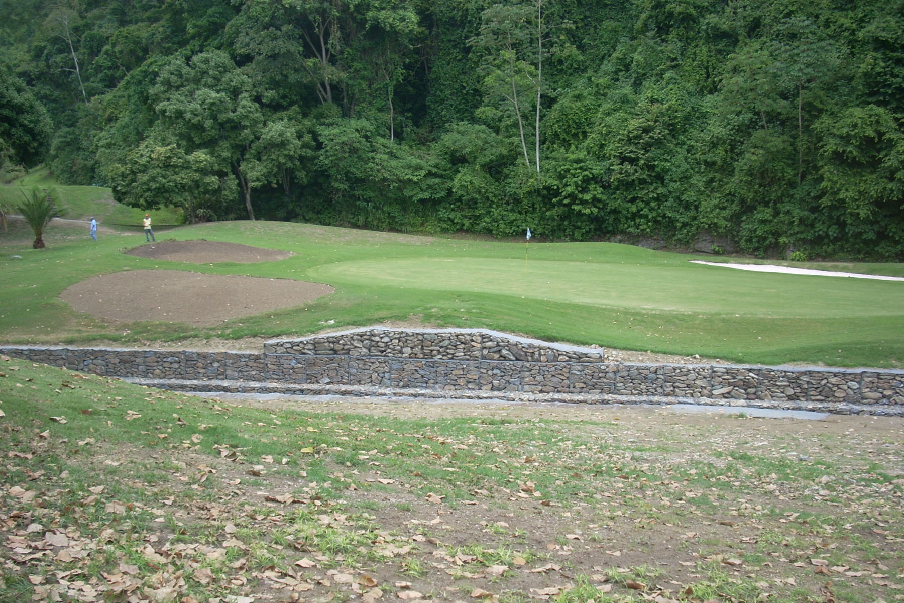 ￼￼Muro de Gavión para controlar la erosión en el Campo de Golf del Club Izcaragua. Mampote. Edo. Miranda. 2009
