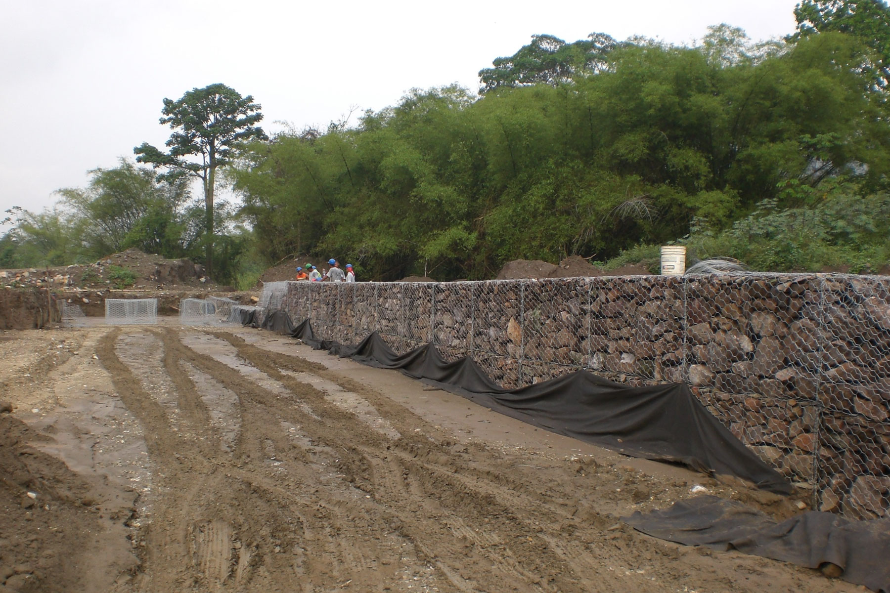 ￼￼Terraplén Reforzado de 600 m de largo y 5 m de alto construido para proteger contra inundaciones al Centro Hospitalario CDI construido al lado de la margen derecha del Río Castan, Edo. Trujillo. 2012