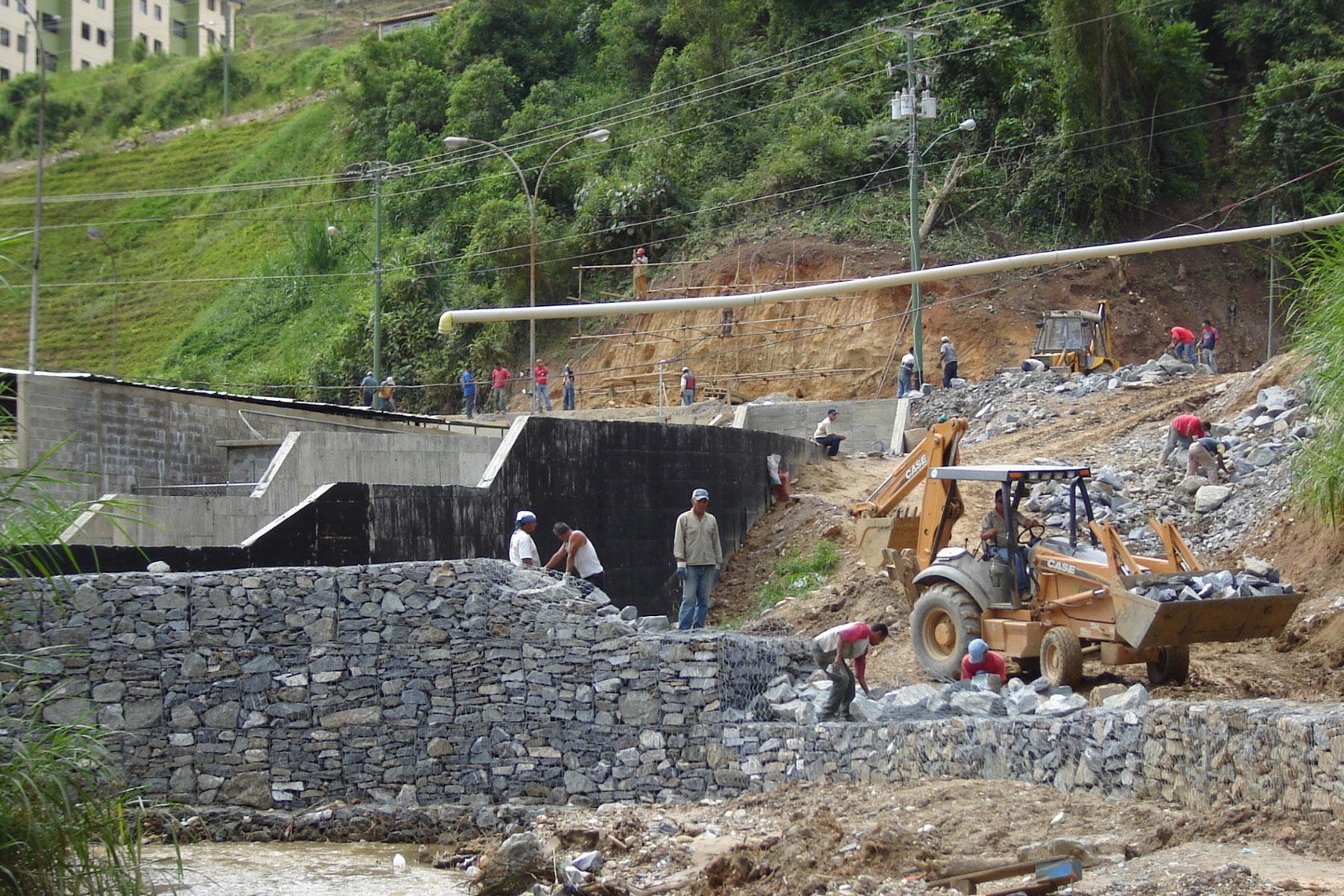 ￼￼Muro de Gavión para controlar la erosión en la margen derecha del Rio San Pedro, Los Teques, Edo. Miranda. 2006