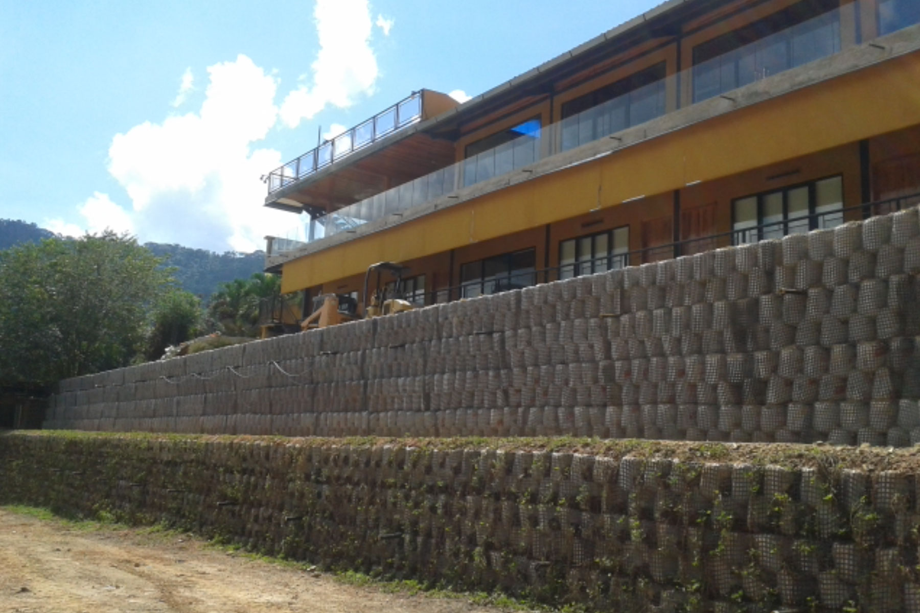 ￼Muro Reforzado de 8 m de altura y 120 m de largo, para la construcción de los jardines y las áreas sociales de la finca Canta Claro, ubicada en Paracotos, Edo. Miranda. 2017