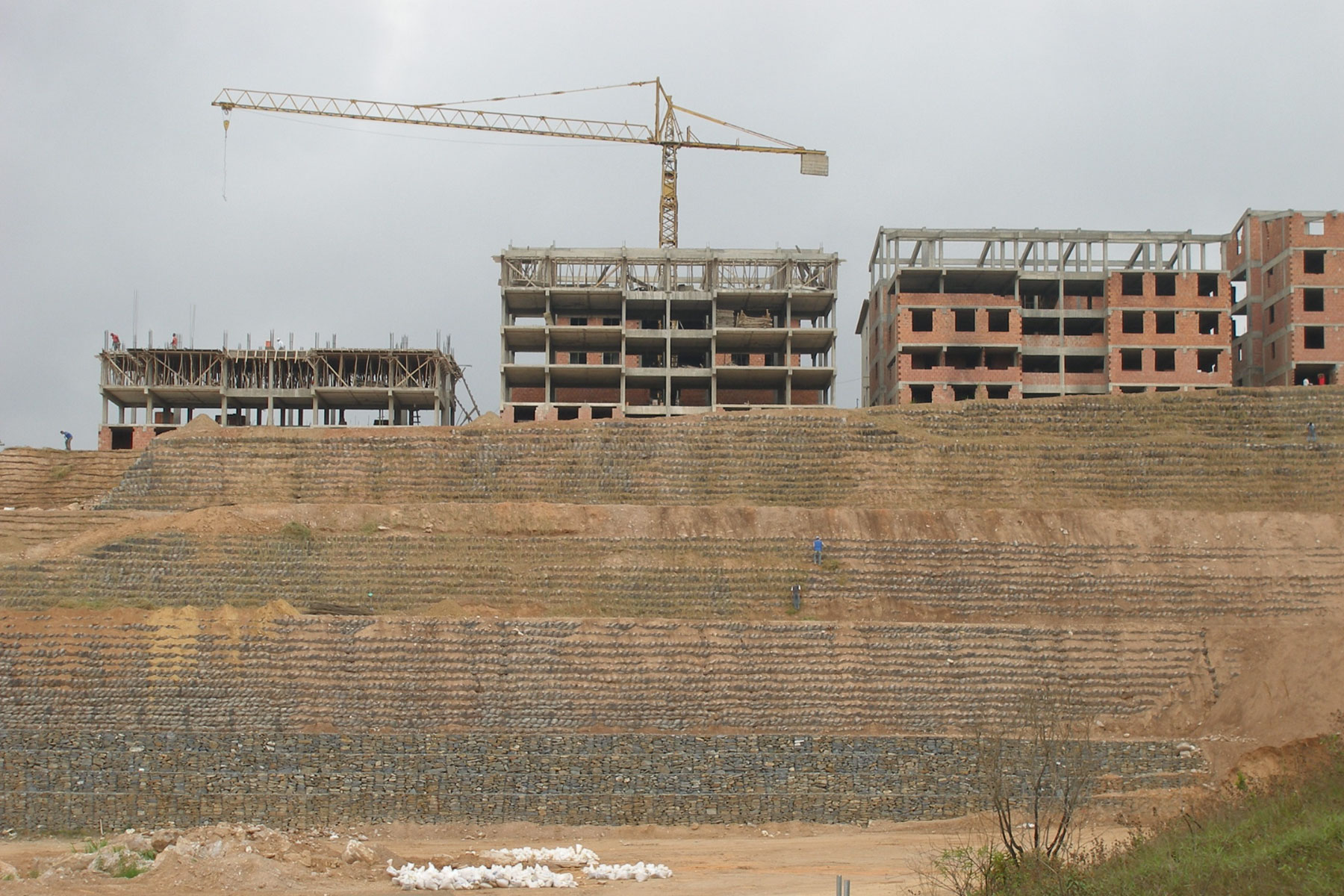 ￼￼Muro Mixto de Gavión Reforzado de 130 m de largo, para la construcción de áreas de estacionamiento en el Desarrollo Habitacional Alto Verde, Los Teques, Edo. Miranda. 2006