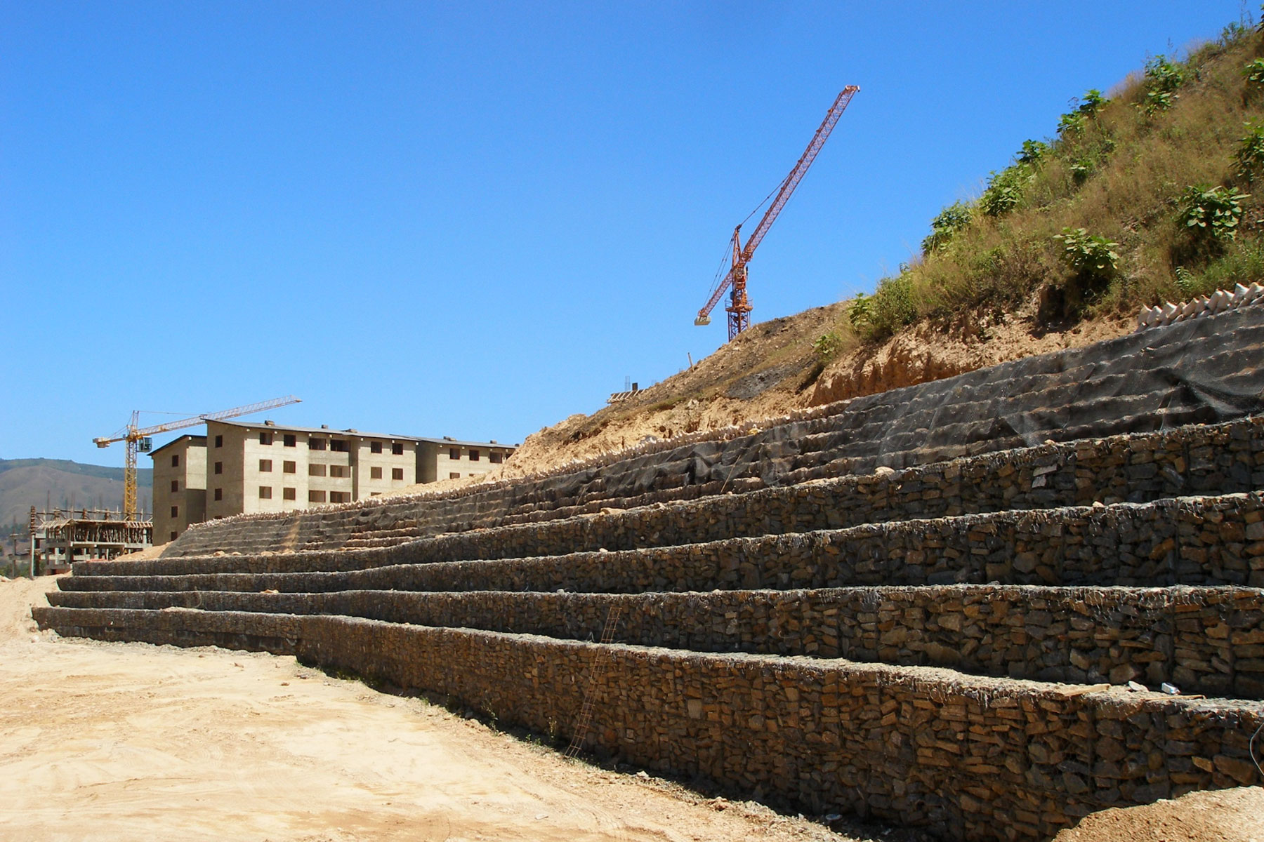 ￼￼Muro de Gavión Reforzado de 130 m de largo, para la construcción de áreas de estacionamiento en el Desarrollo Habitacional Alto Verde, Los Teques, Edo. Miranda. 2006