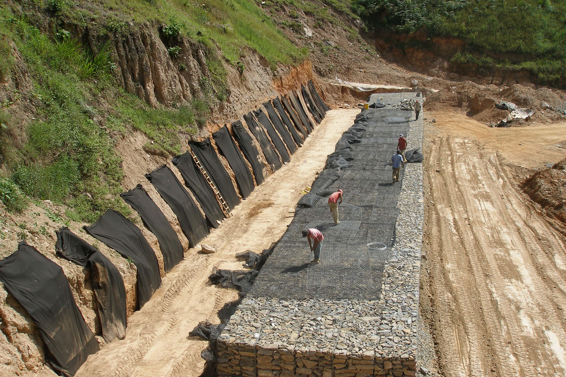 ￼Vista de la base de un Muro Mixto de Gavión Reforzado de 25 m de altura. Desarrollo Habitacional Alto Verde, Los Teques, Edo. Miranda. 2006