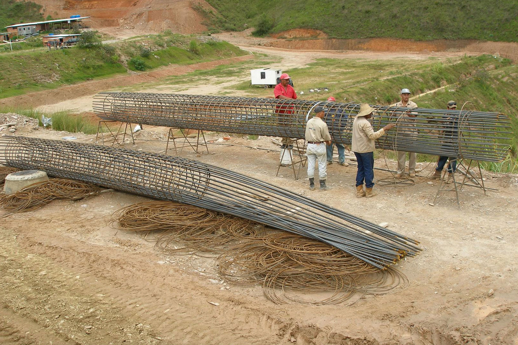 ￼￼Armado del refuerzo metálico para los pilotes de 15 m de profundidad y 1 m de diámetro, para las fundaciones de los edificios del Desarrollo Habitacional Alto Verde, Los Teques, 2010