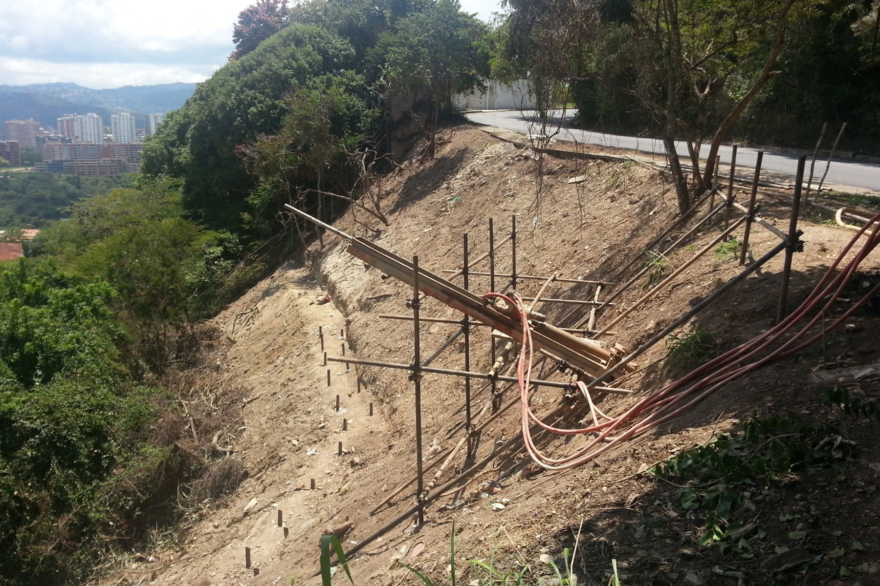 ￼￼￼Cortina de micropilotes de 20 m de profundidad , para estabilizar una falla de borde en la Urb. Colinas del Tamanaco Municipio Baruta. 2014