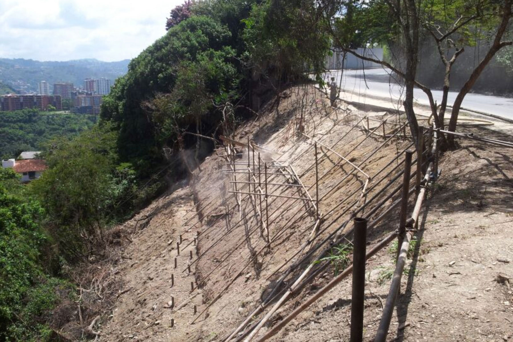 ￼￼Cortina de micropilotes de 20 m de profundidad , para estabilizar una falla de borde en la Urb. Colinas del Tamanaco Municipio Baruta. 2014