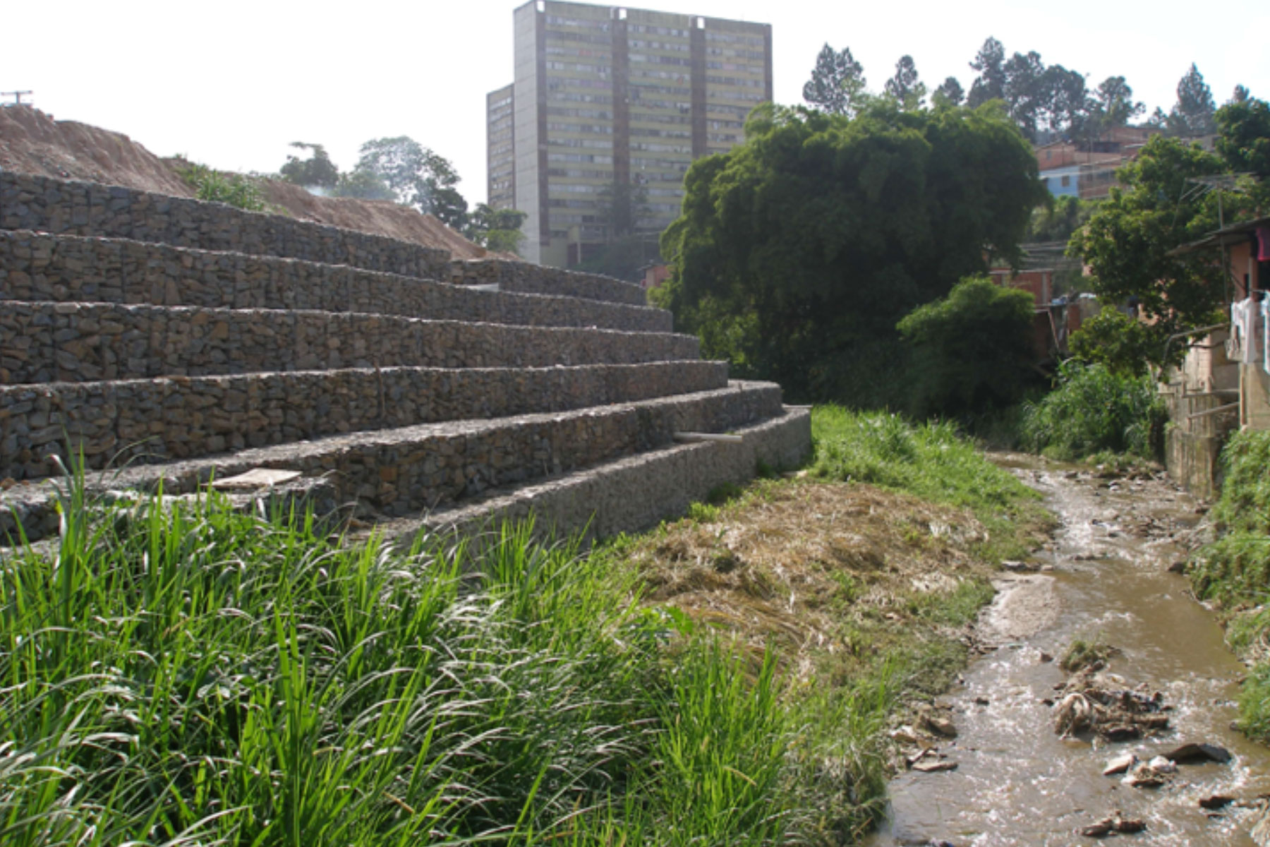 Muro de gavión reforzado con geomallas Ecogreen, para controlar la erosión de la margen derecha del Río San Pedro, Planta de tratamiento del Desarrollo Habitacional Alto Verde, Los Teques, Edo. Miranda. 2007