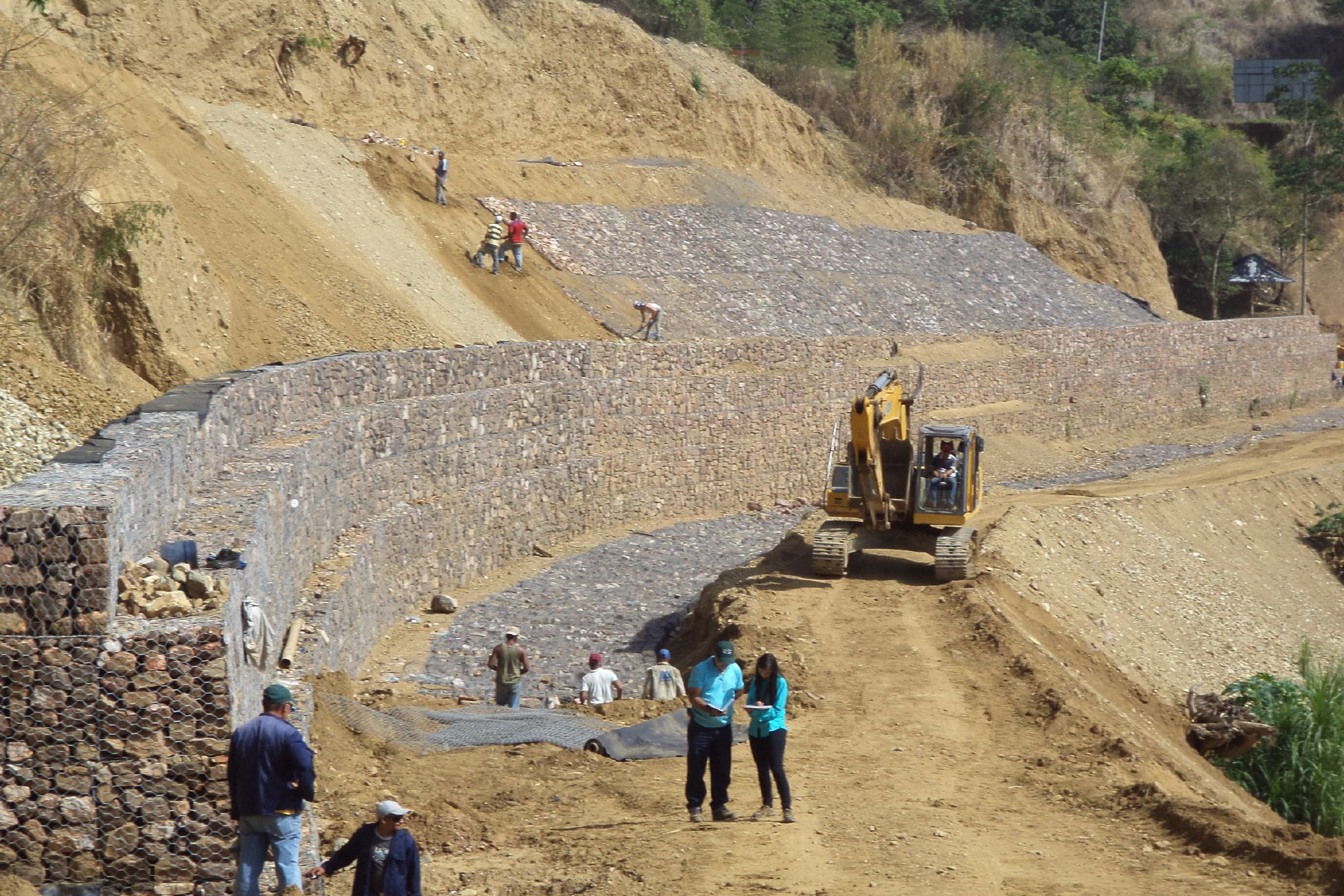 ￼Construcción de Muro de Gavión de 130 m de largo para controlar la erosión de la margen derecha del Rio La Guama Tinaco, Edo. Cojedes. 2015