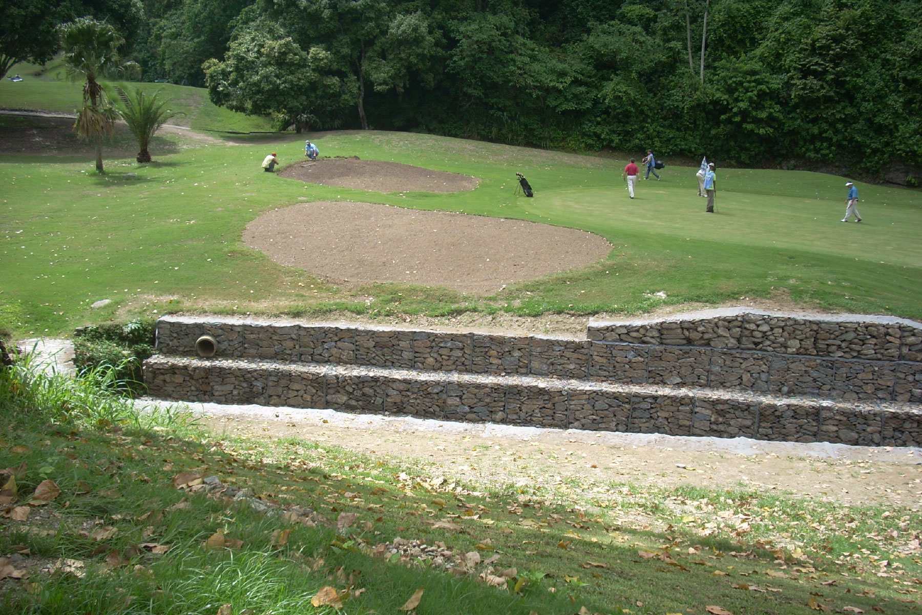 ￼Muro de Gavión para controlar la erosión en la quebrada Izcaragua, en el Campo de Golf del Club Izcaragua, Mampote, Edo. Miranda. 2009